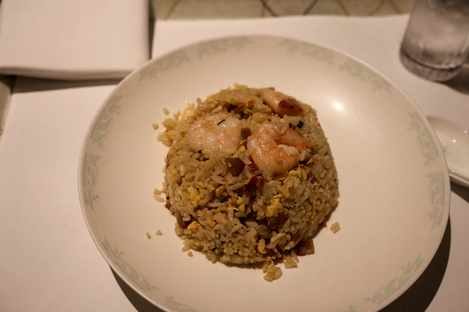 طبق Cantonese Fried Rice من خدمة الغرف تعلوه حبات روبيان