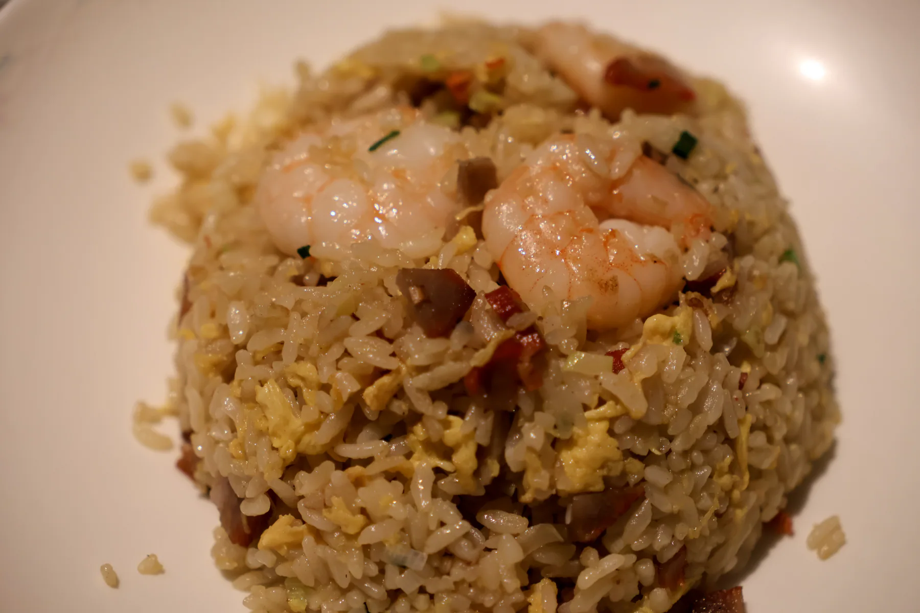 لقطة قريبة للروبيان والبيض والأرز في طبق الأرز المقلي الكانتوني