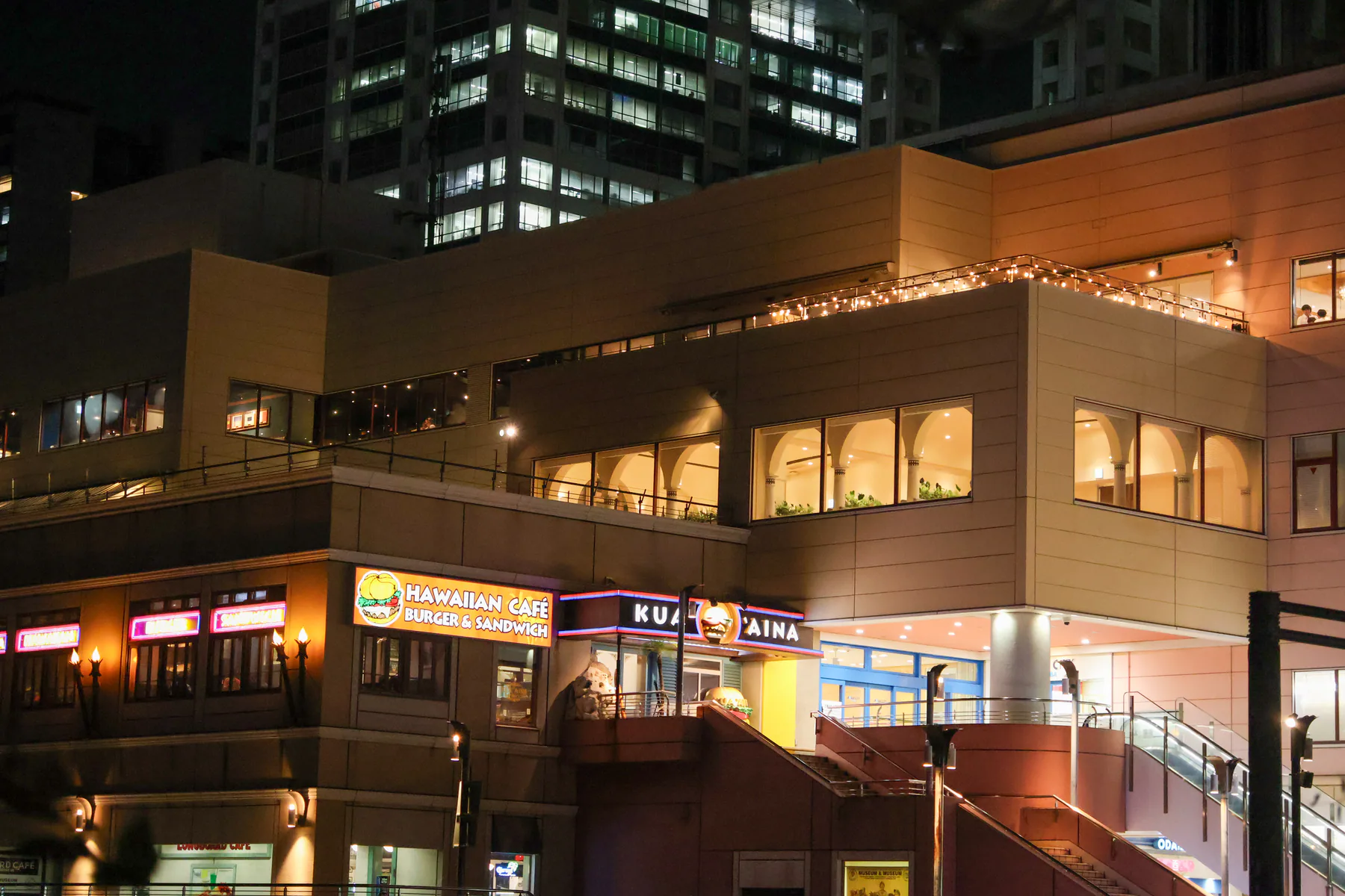 لافتة KUA`AINA والسلالم على واجهة AQUA CiTY ODAIBA