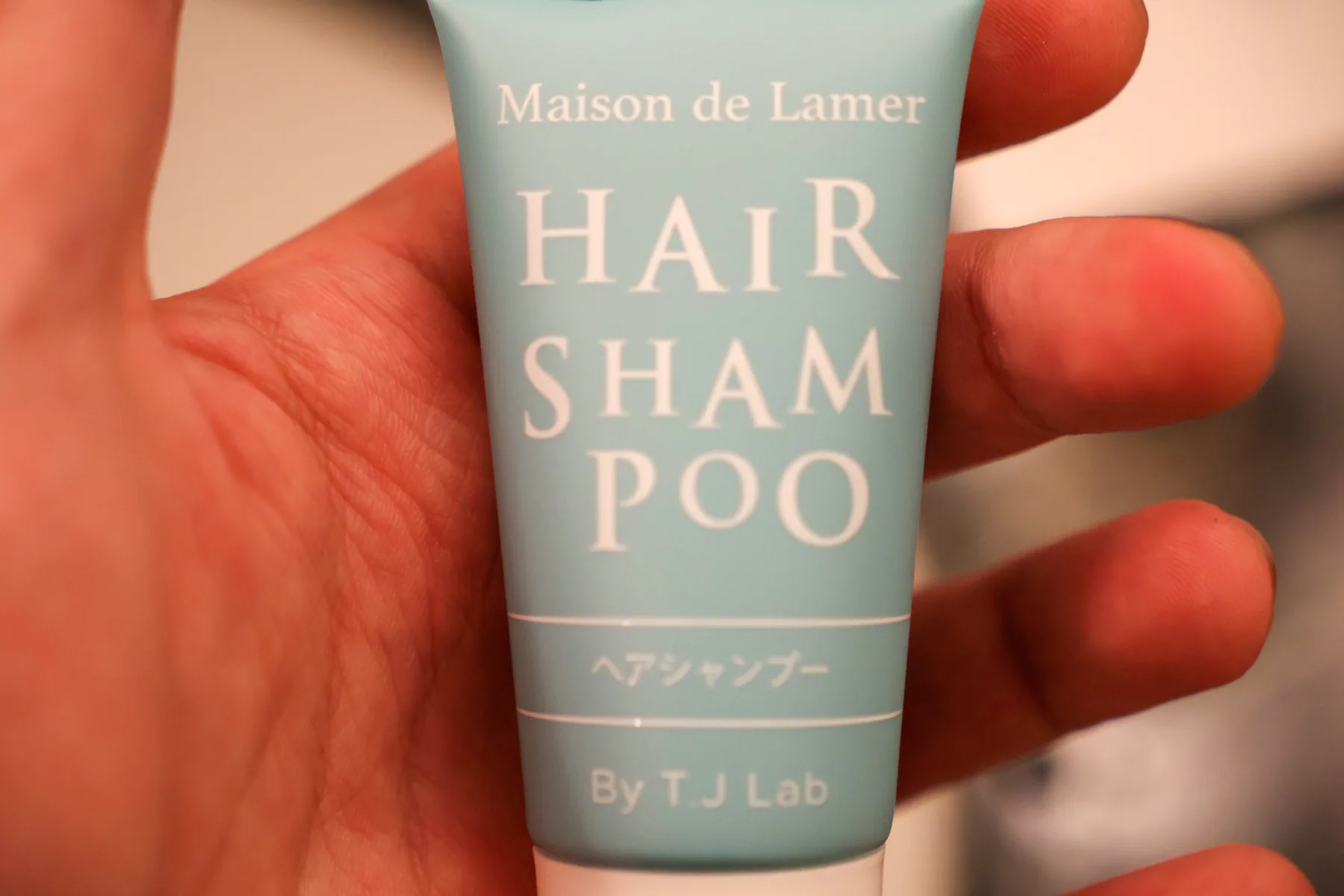 أنبوب شامبو Maison de Lamer ممسوك باليد